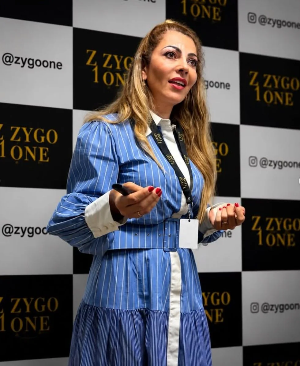 Daniela Mattar Miglioranza apresenta para uma turma de dentistas em evento